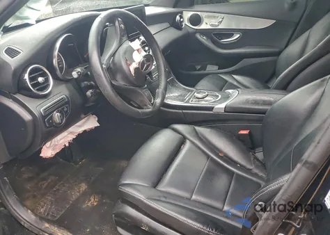 2018 Mercedes-Benz C 300 z USA, uszkodzony, nr VIN 55SWF4JB7JU247324